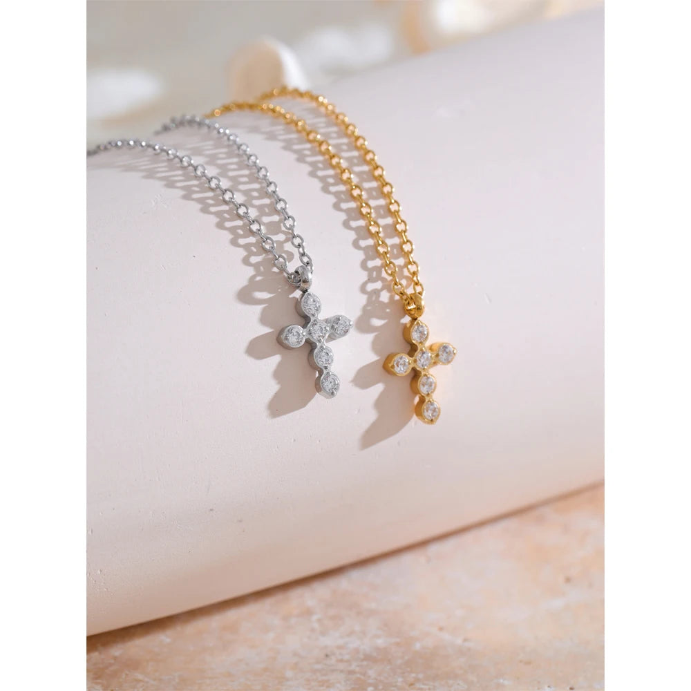 Pendientes Cascade Pearl: Elegancia en Movimiento