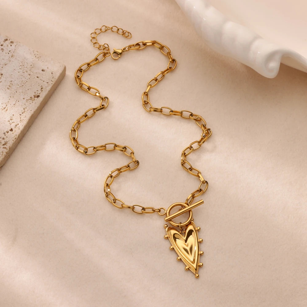 Collar "Heart Rebel" – Amuleto Punk en Oro 18K & Acero