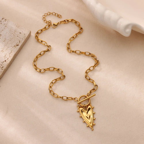 Collar "Heart Rebel" – Amuleto Punk en Oro 18K & Acero