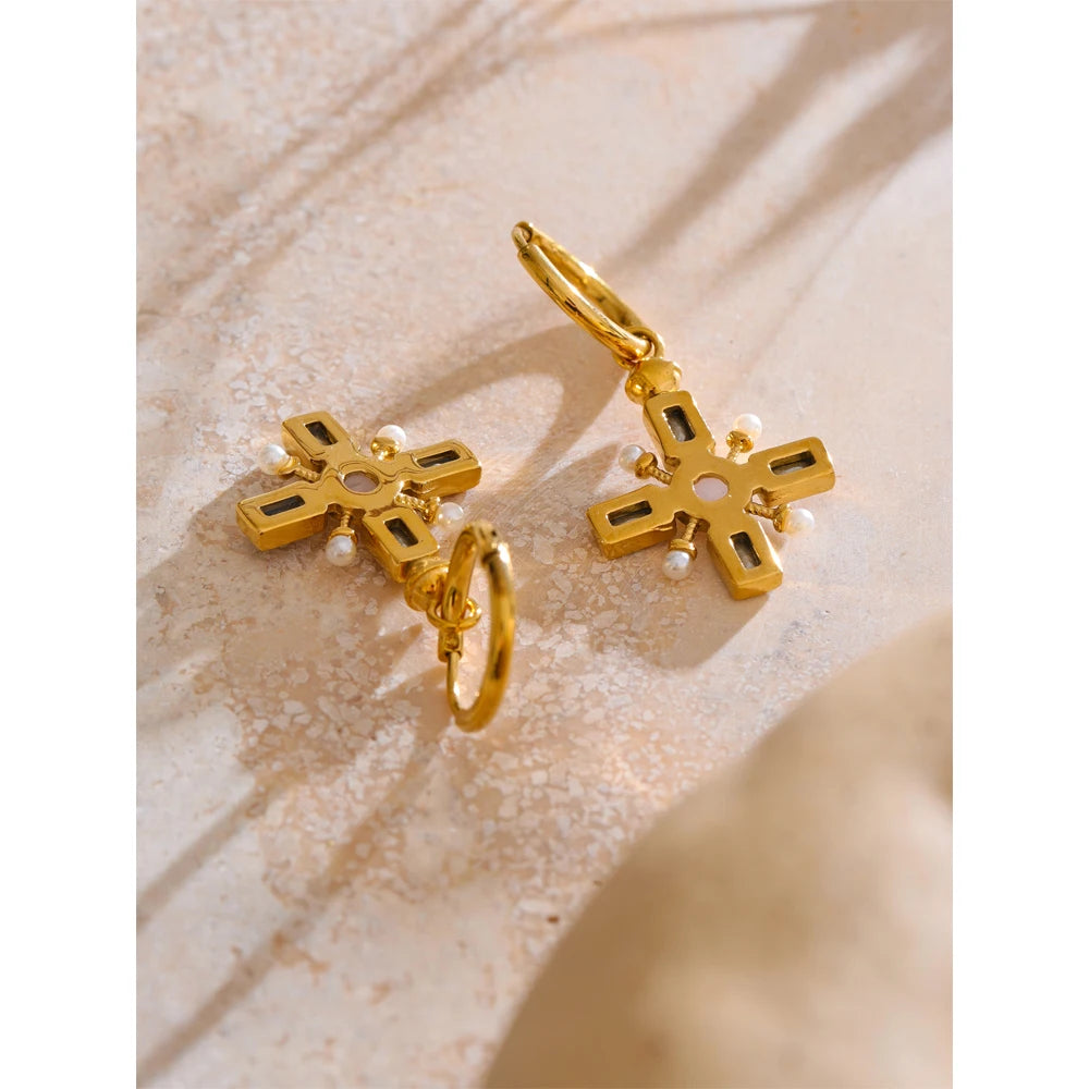 Pendientes Sacred Pearl: Un Destello de Protección y Estilo