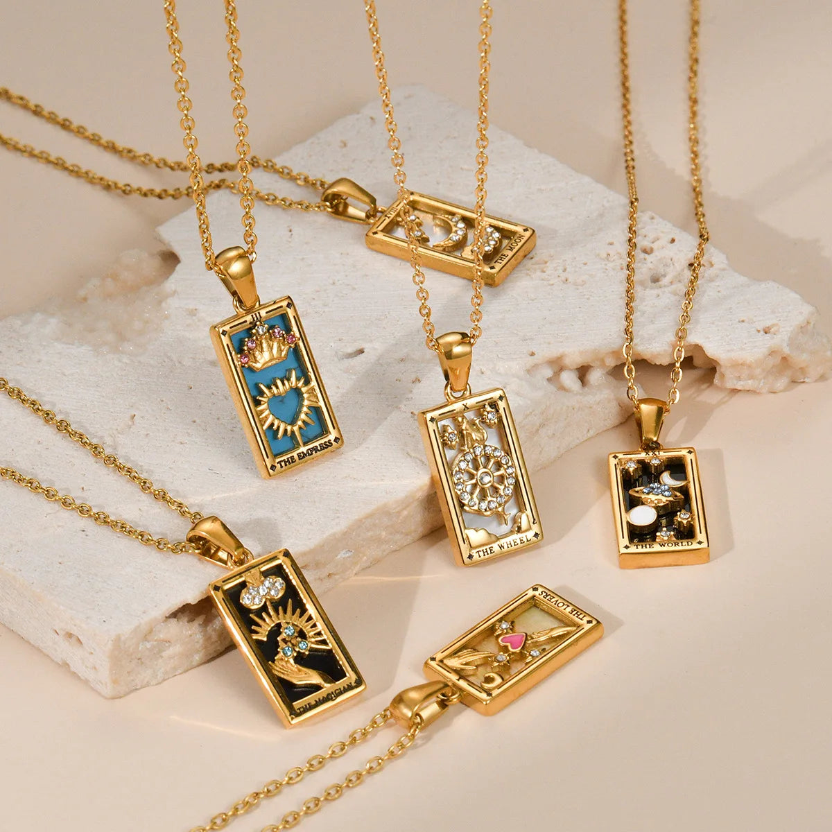 Collar Tarot Destiny: Tu Guía de Acero