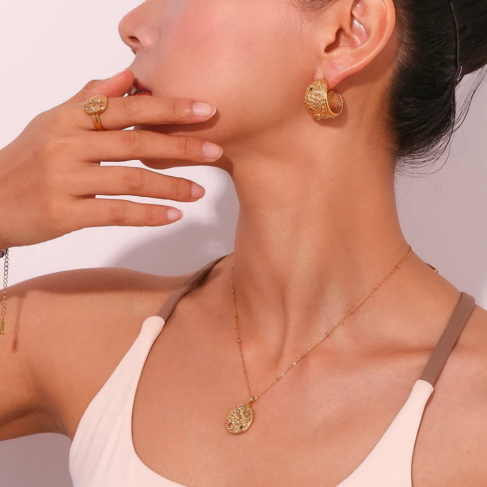 linea Amuletos "Celestial" – Medallón & Anillo Sello Martillado