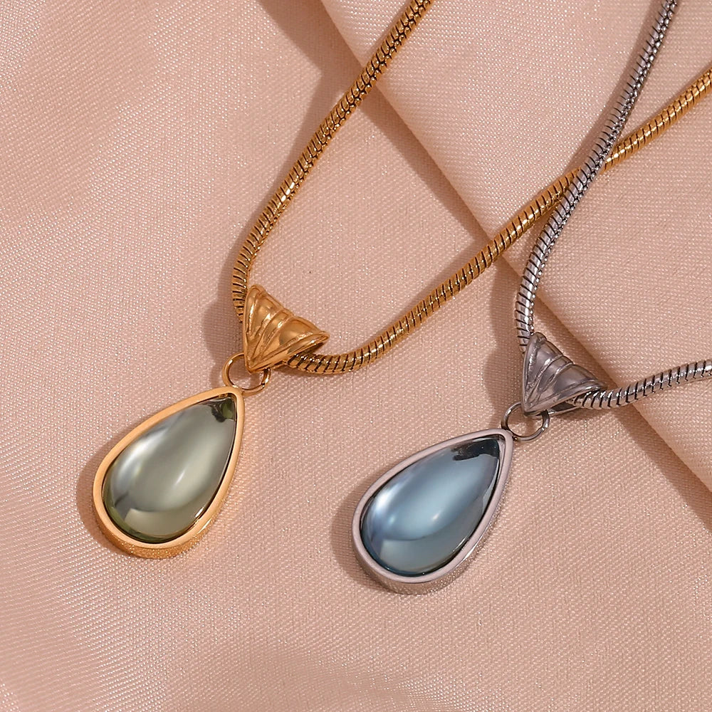 Collar Aqua Drop: Serenidad en Movimiento