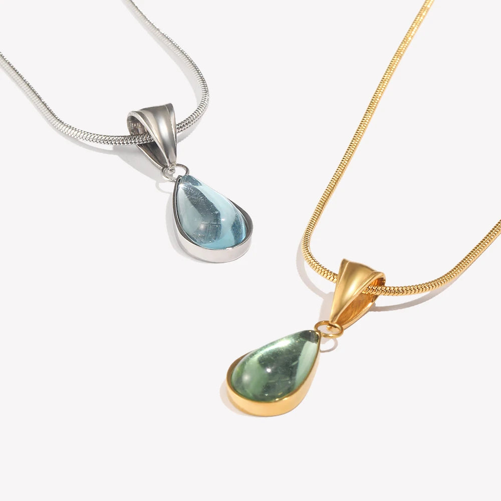 Collar Aqua Drop: Serenidad en Movimiento