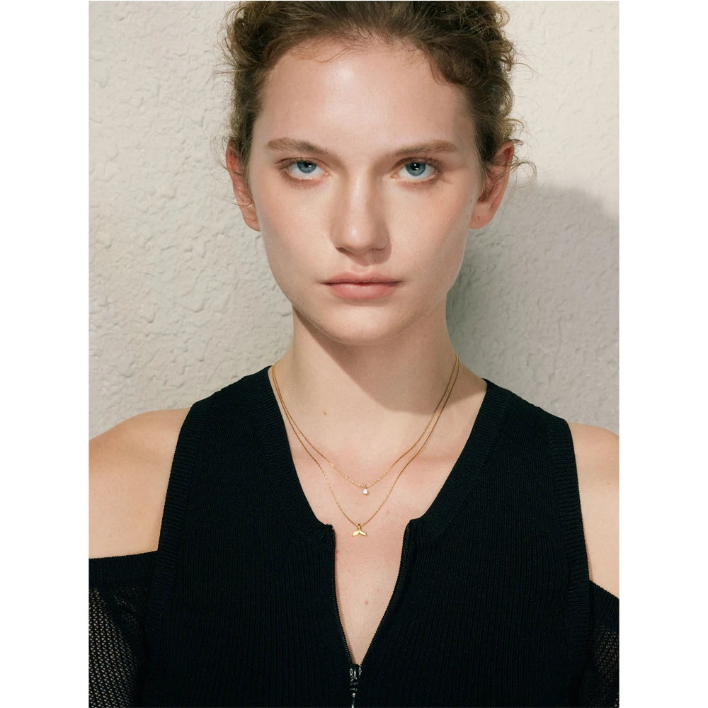 Collar Celeste Duo: Sol y Luna en Armonía