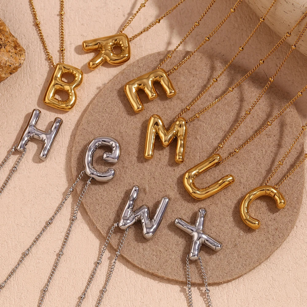 Collar Initial Bloom: Tu Esencia en Relieve