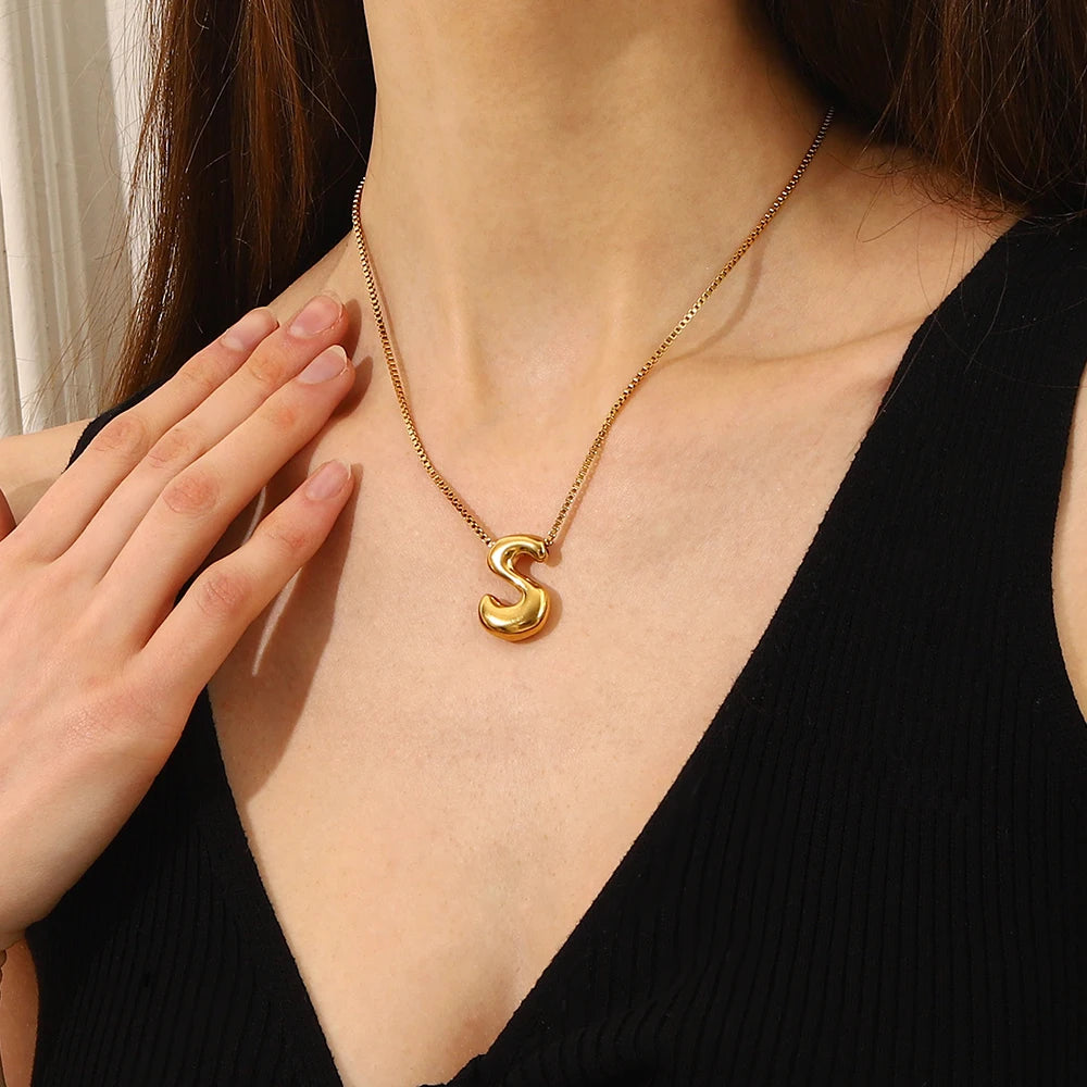 Collar Bubble Initial: Tu Identidad con Volumen