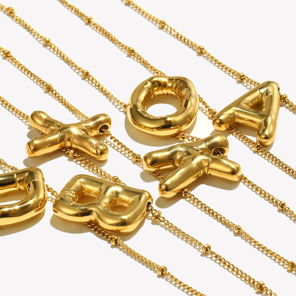 Collar Initial Bloom: Tu Esencia en Relieve