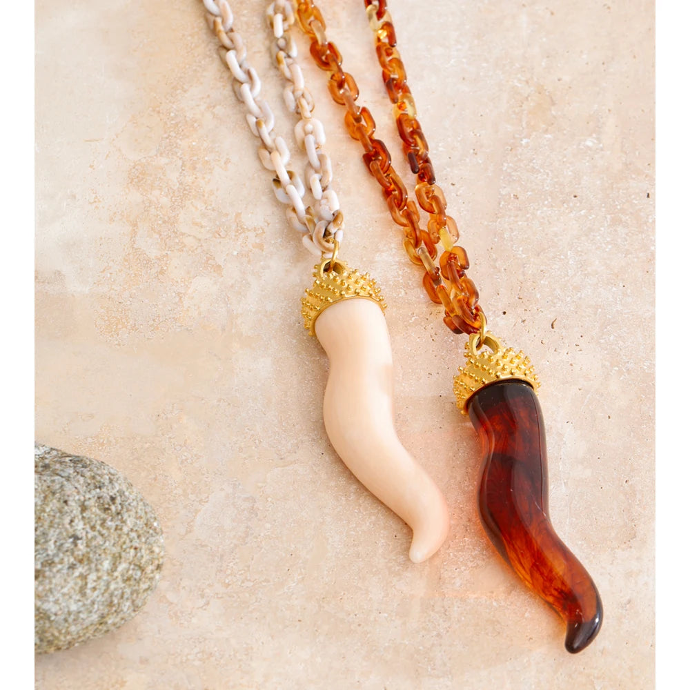 Collar Chili Charm: Amuleto de Pasión y Protección