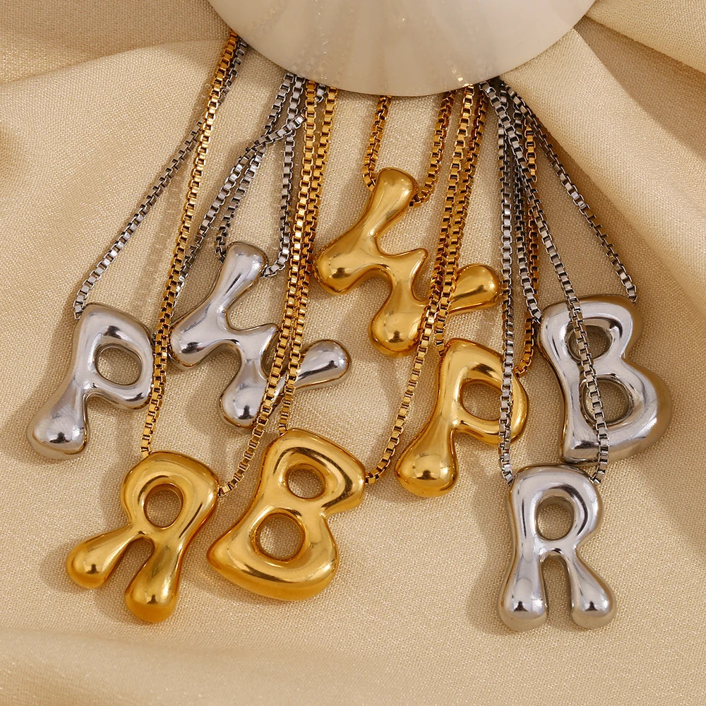 Collar Bubble Initial: Tu Identidad con Volumen