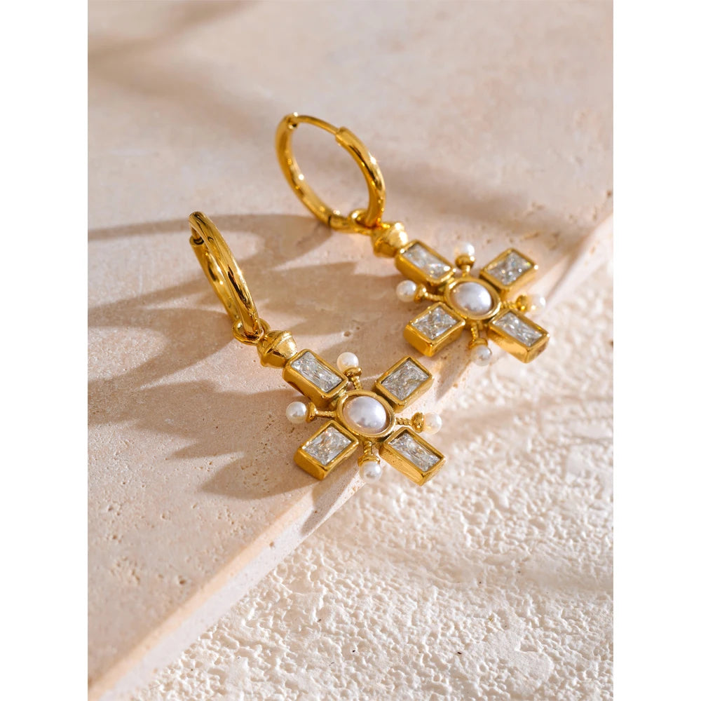 Pendientes Sacred Pearl: Un Destello de Protección y Estilo