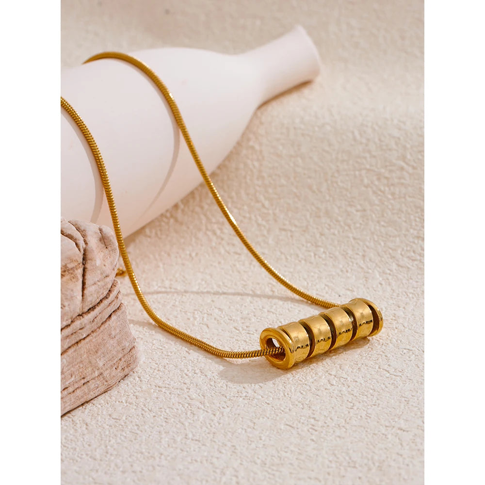 Collar Pillar Gold: Minimalismo con Carácter