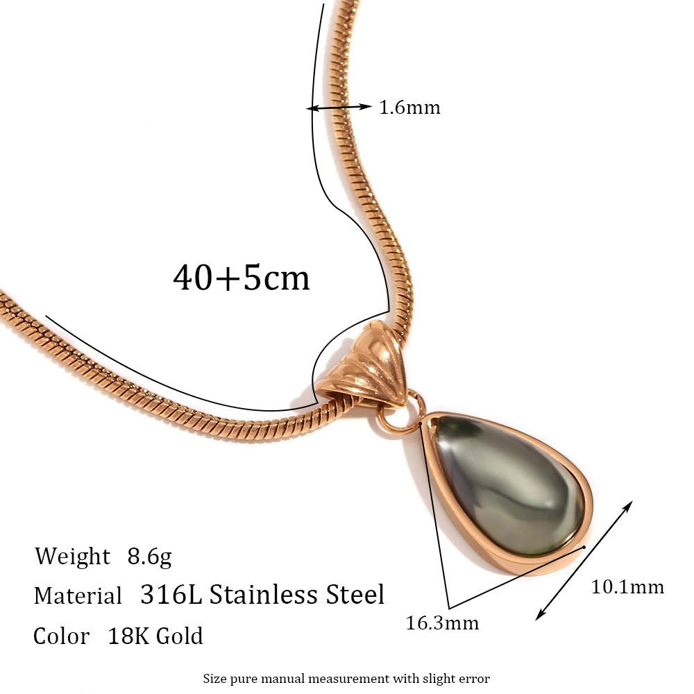 Collar Aqua Drop: Serenidad en Movimiento