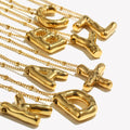 Collar Initial Bloom: Tu Esencia en Relieve