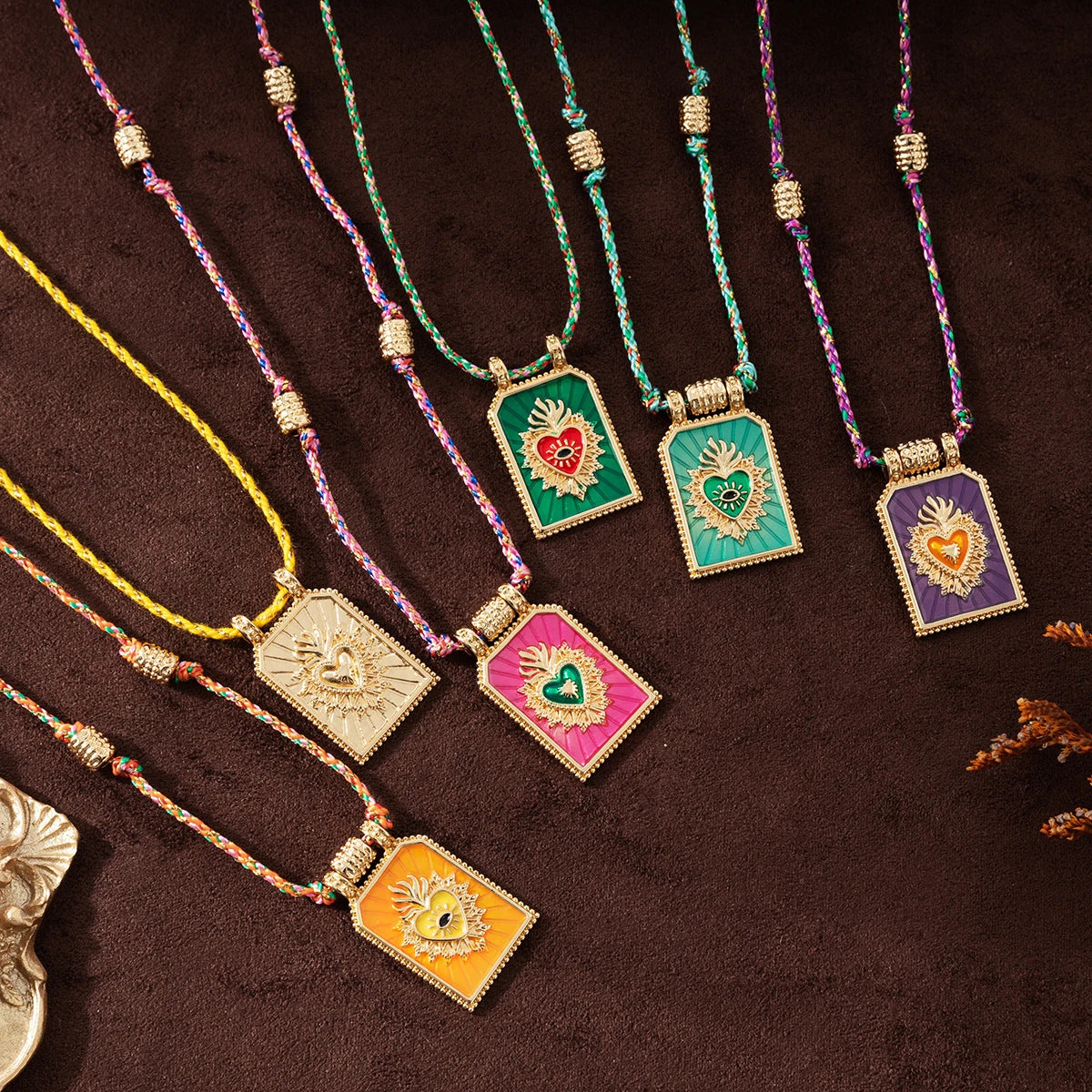 Collar "Sacred Tarot" – Medallón Esmaltado & Borde Labrado