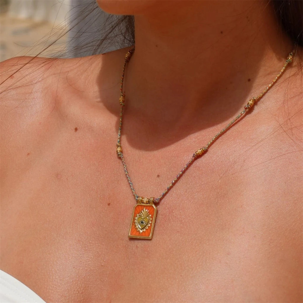 Collar "Sacred Tarot" – Medallón Esmaltado & Borde Labrado