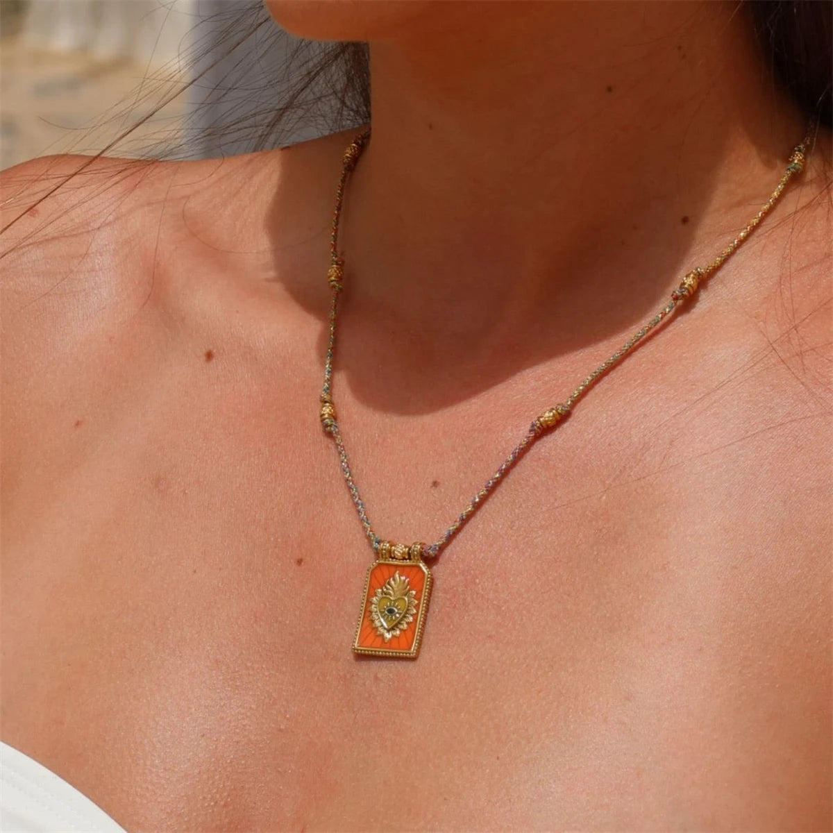 Collar "Sacred Tarot" – Medallón Esmaltado & Borde Labrado