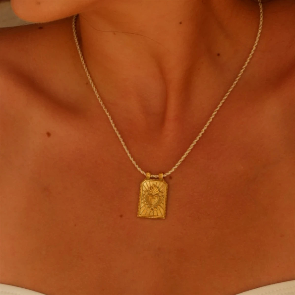 Collar "Sacred Tarot" – Medallón Esmaltado & Borde Labrado