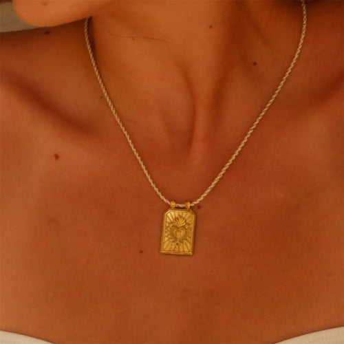 Collar "Sacred Tarot" – Medallón Esmaltado & Borde Labrado