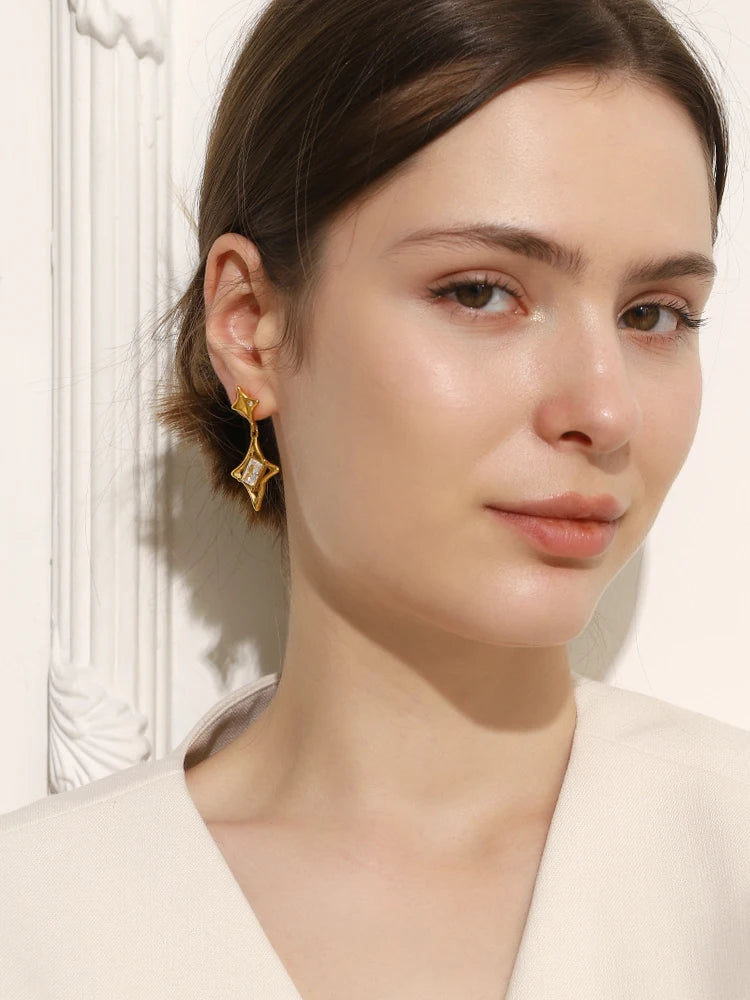 Pendientes "Polaris Glow" – Estrellas Geométricas con Zirconia