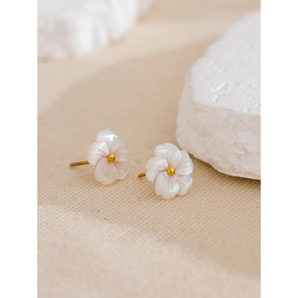 Pendientes Hera Pearl: Escultura y Sofisticación