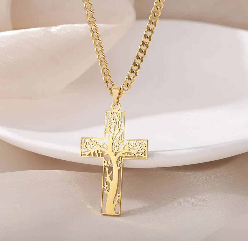 Collar "Heart Rebel" – Amuleto Punk en Oro 18K & Acero