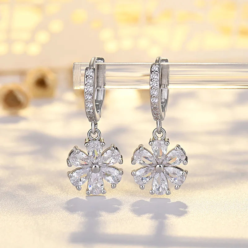 Pendientes Crystal Blossom | Delicadeza y Brillo Etéreo