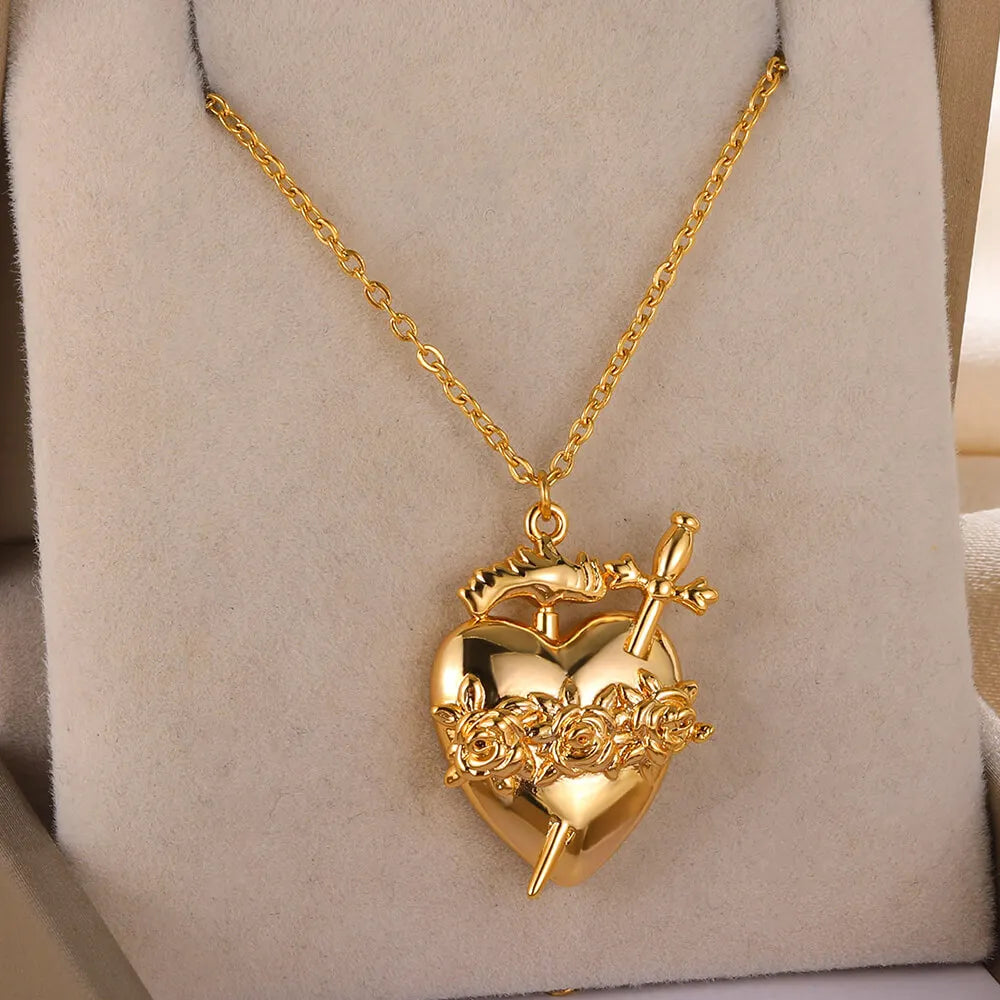 Collar "Heart Rebel" – Amuleto Punk en Oro 18K & Acero