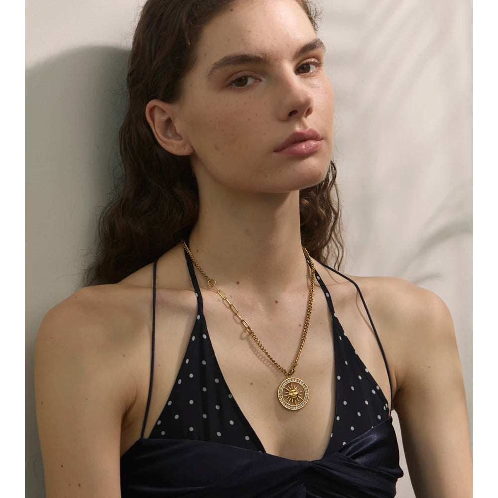 Collar Pillar Gold: Geometría en Movimiento