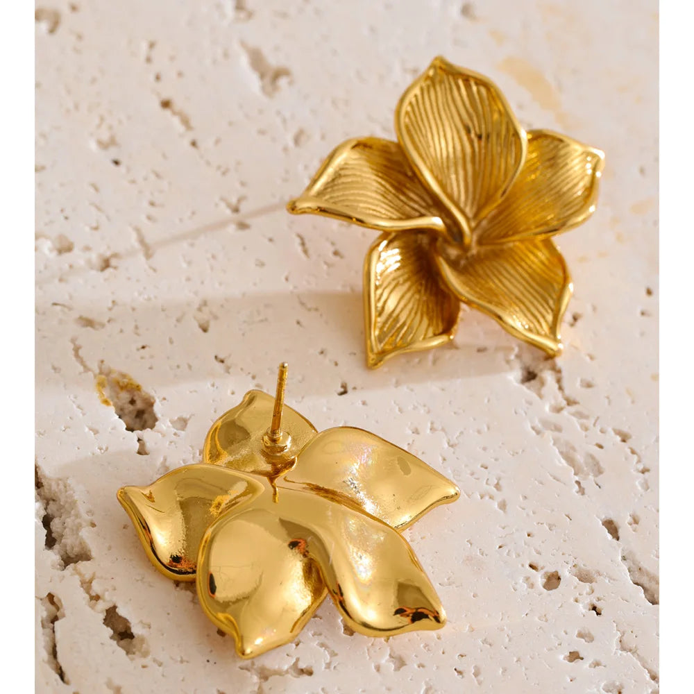 Pendientes Magnolia Blossom: Elegancia Escultural en Oro