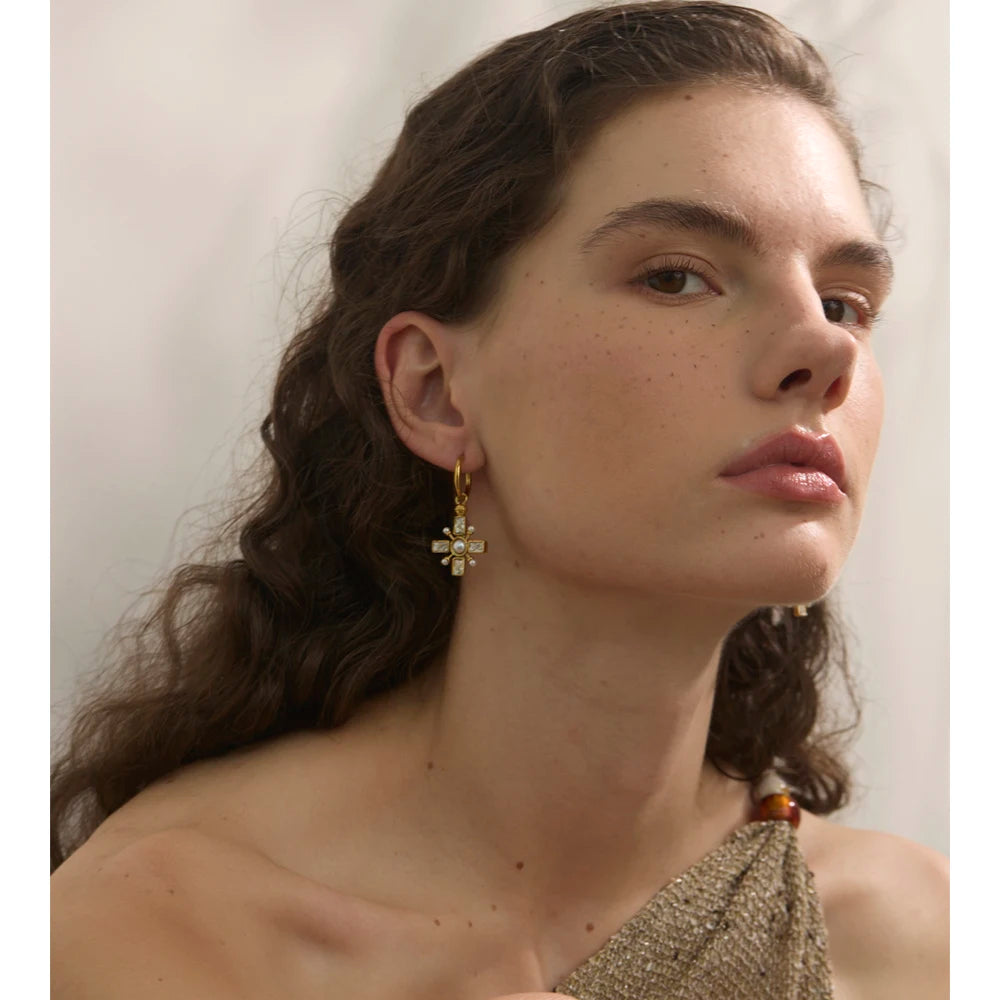 Pendientes Sacred Pearl: Un Destello de Protección y Estilo