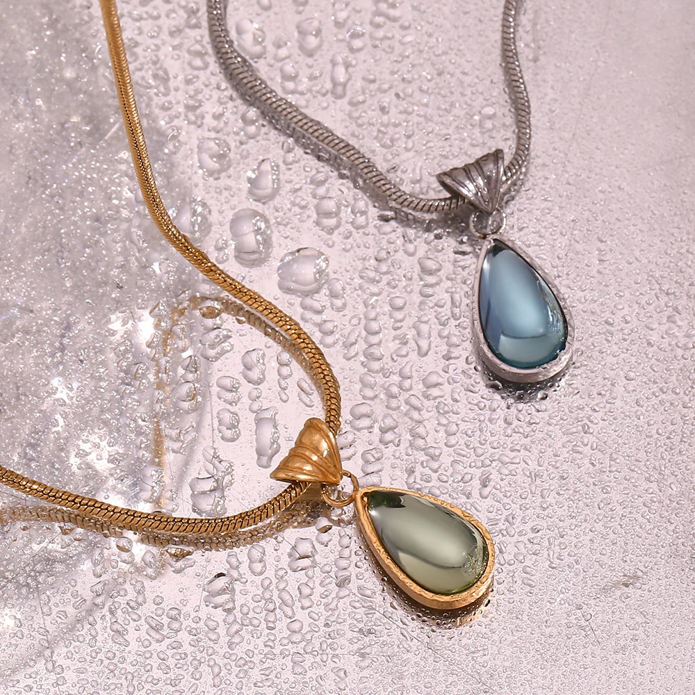 Collar Aqua Drop: Serenidad en Movimiento