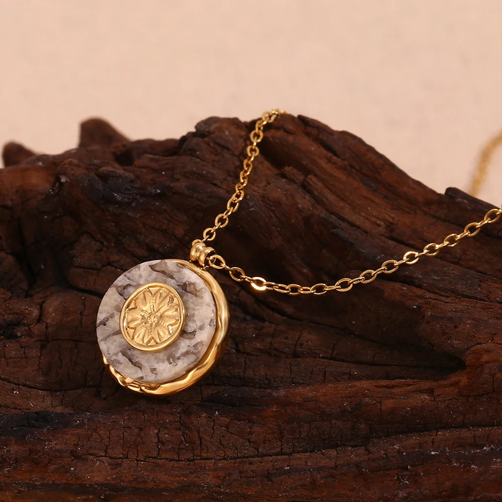 Collar Aura Solar: Mármol Natural & Oro 18K