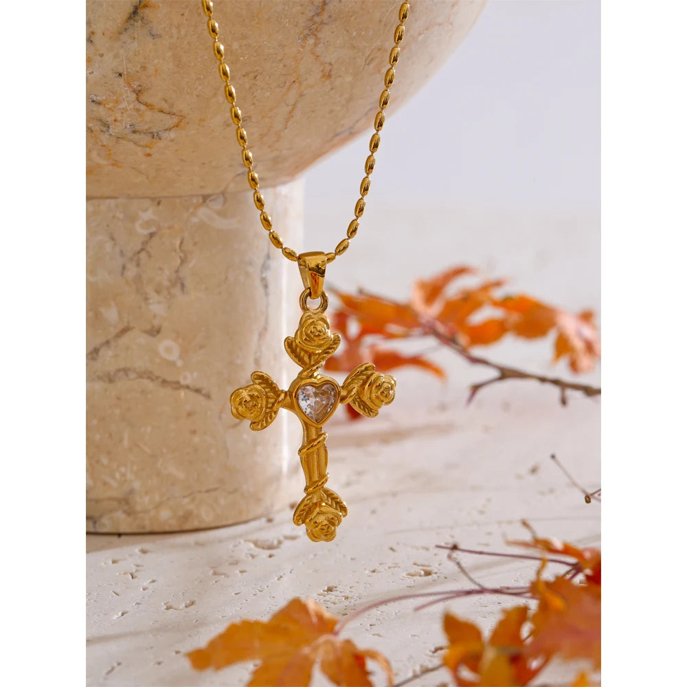 Collar Rosa Mística: Fe, Amor y Renacimiento