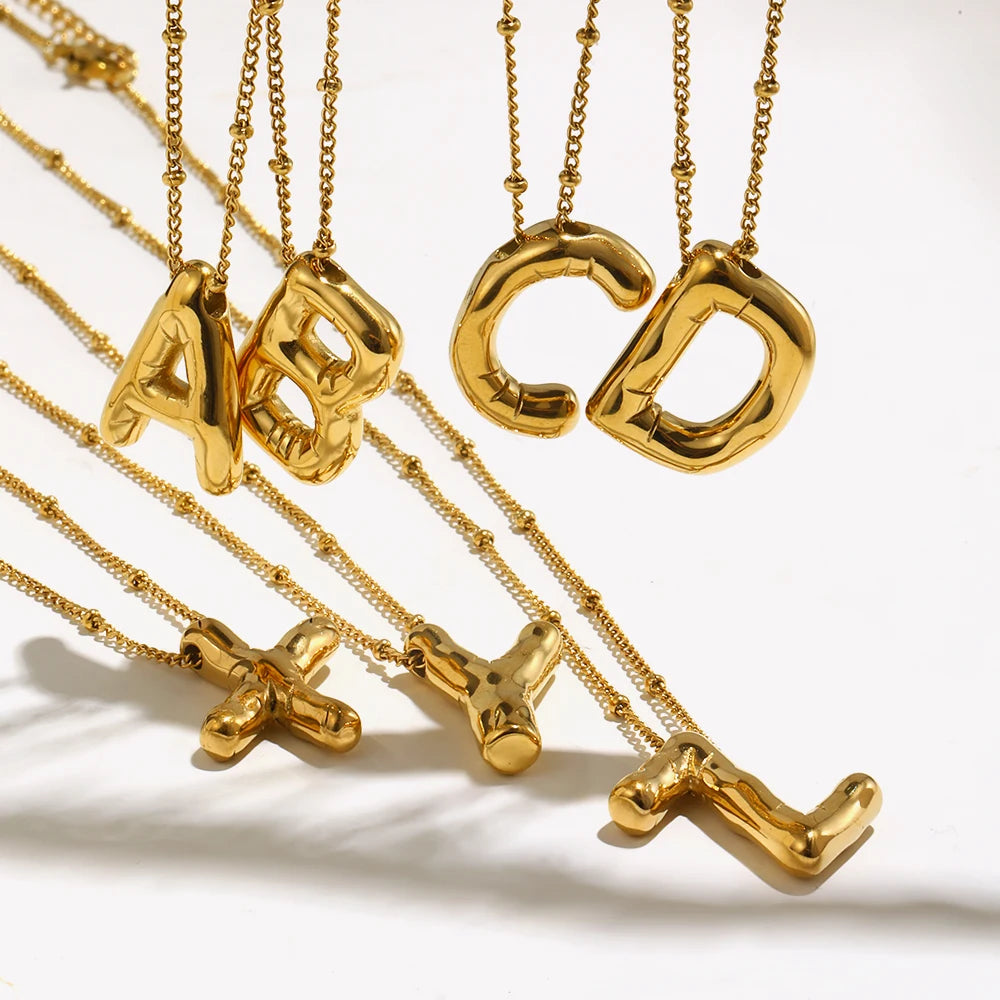 Collar Initial Bloom: Tu Esencia en Relieve