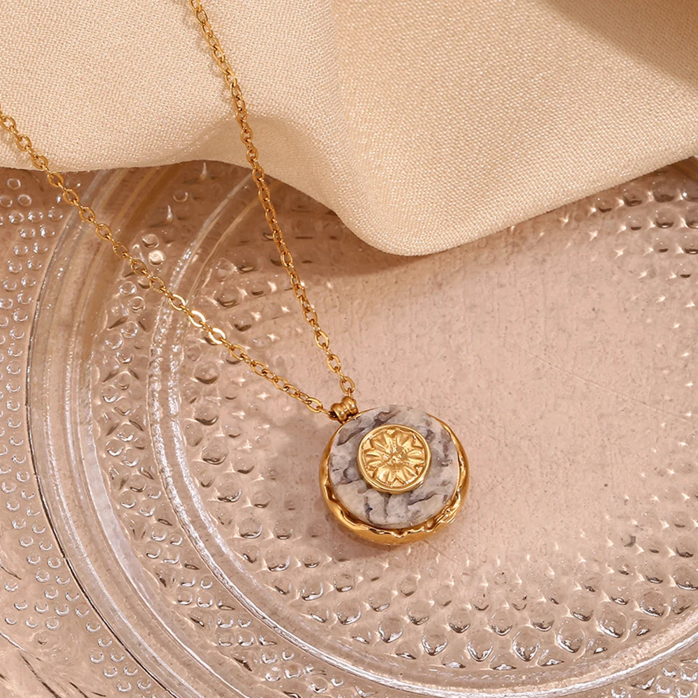 Collar Aura Solar: Mármol Natural & Oro 18K