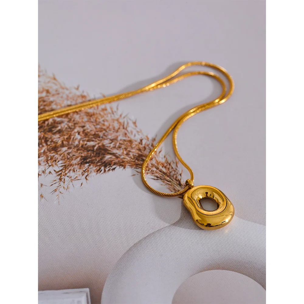 Collar Eclipse Orgánico: La Belleza de lo Imperfecto