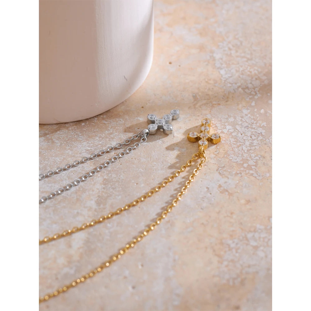Pendientes Cascade Pearl: Elegancia en Movimiento