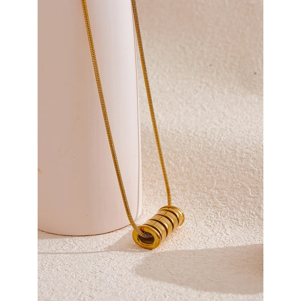 Collar Pillar Gold: Minimalismo con Carácter