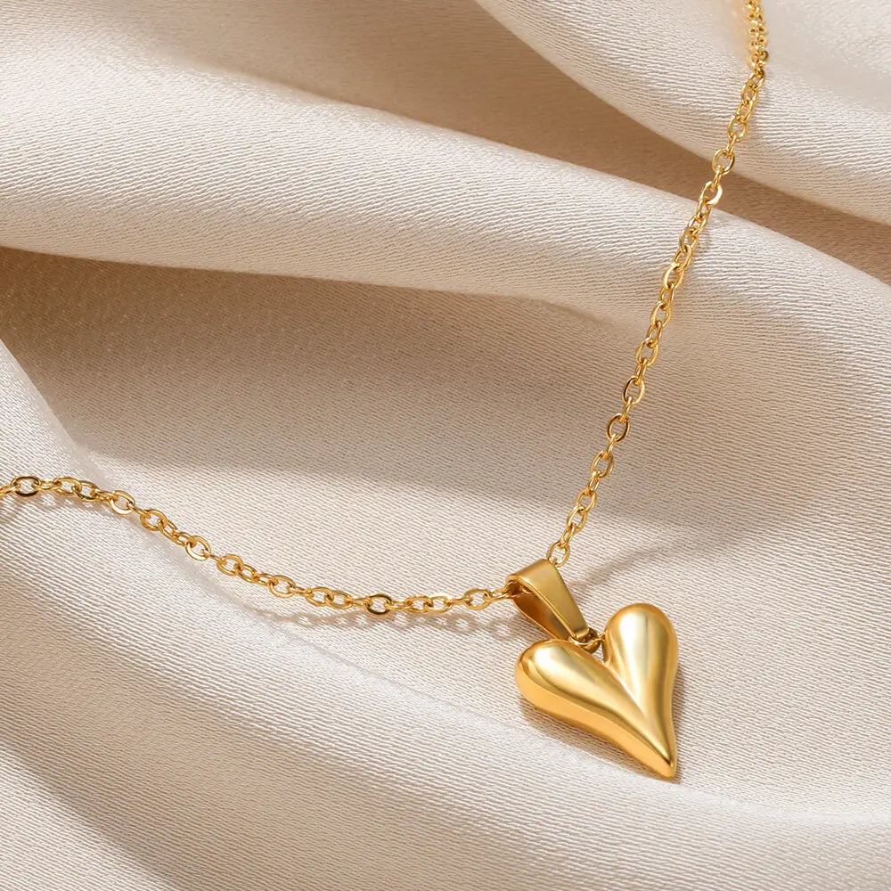 Collar "Heart Rebel" – Amuleto Punk en Oro 18K & Acero