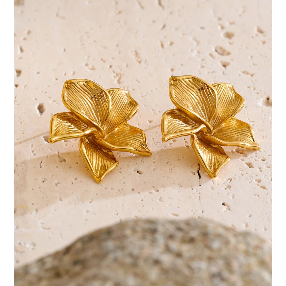 Pendientes Magnolia Blossom: Elegancia Escultural en Oro