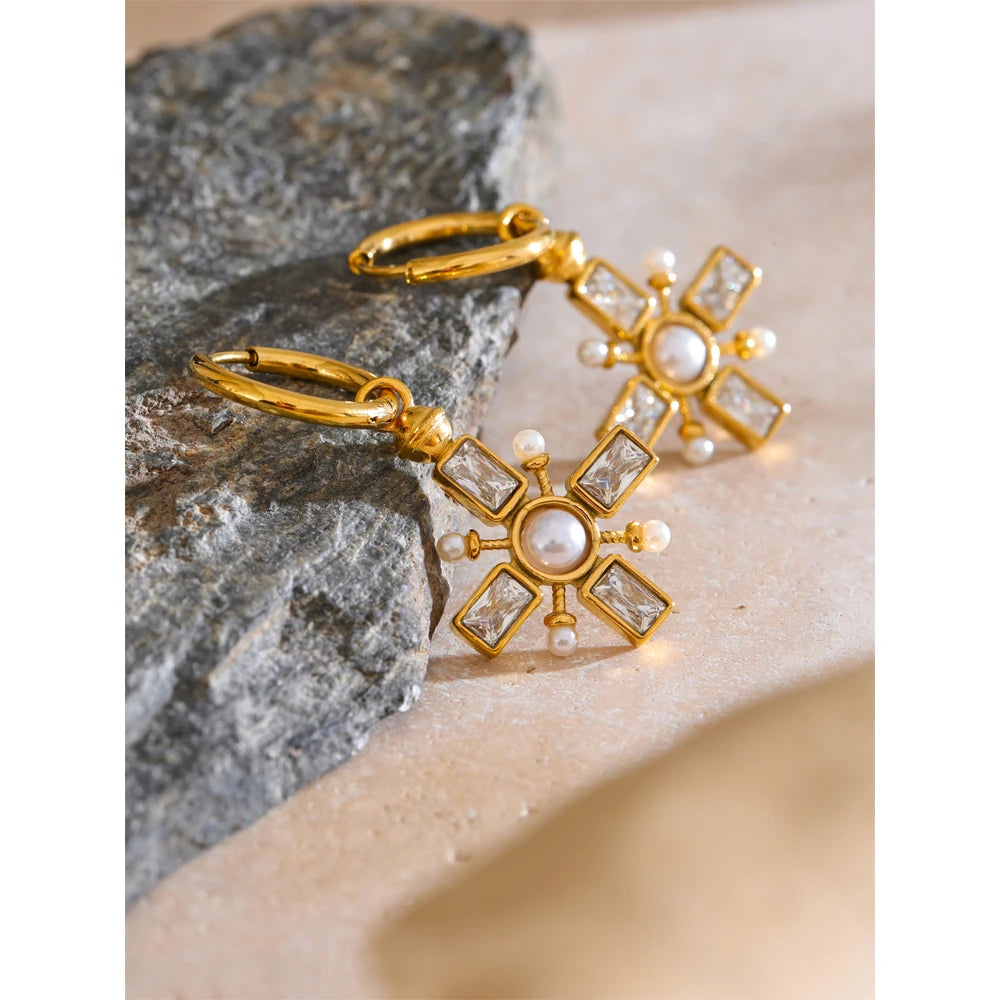 Pendientes Sacred Pearl: Un Destello de Protección y Estilo