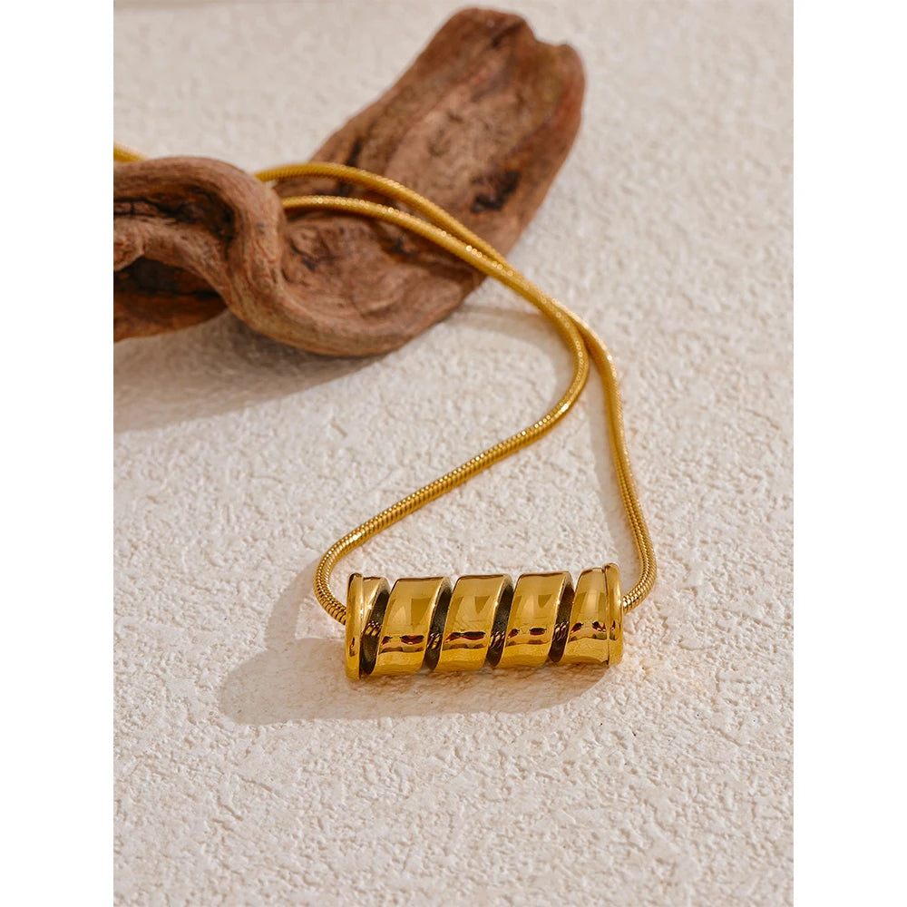 Collar Pillar Gold: Minimalismo con Carácter