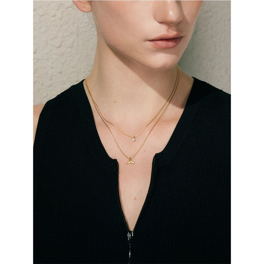 Collar Celeste Duo: Sol y Luna en Armonía
