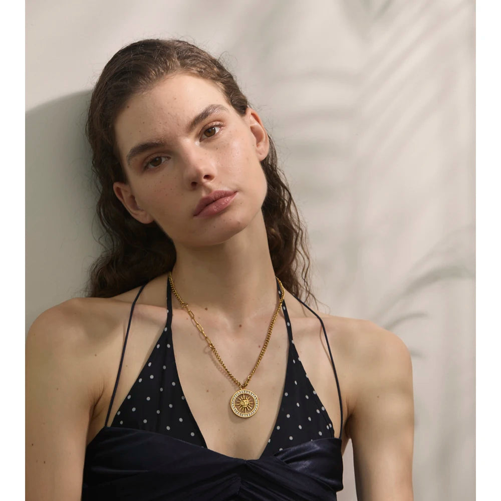 Collar Pillar Gold: Geometría en Movimiento