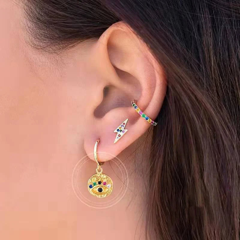Pendientes Hamsa Protective: Tu Amuleto de Luz Diaria