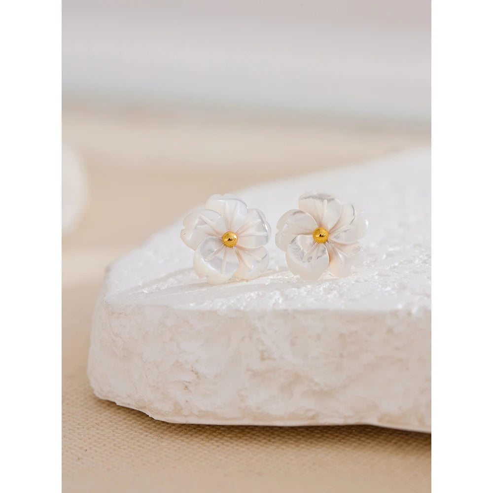 Pendientes Hera Pearl: Escultura y Sofisticación