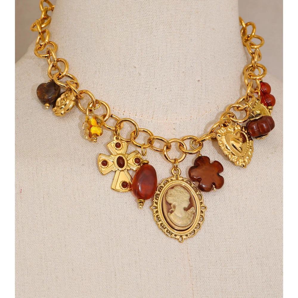Collar Heritage Cameo: Una Historia en Cada Amuleto