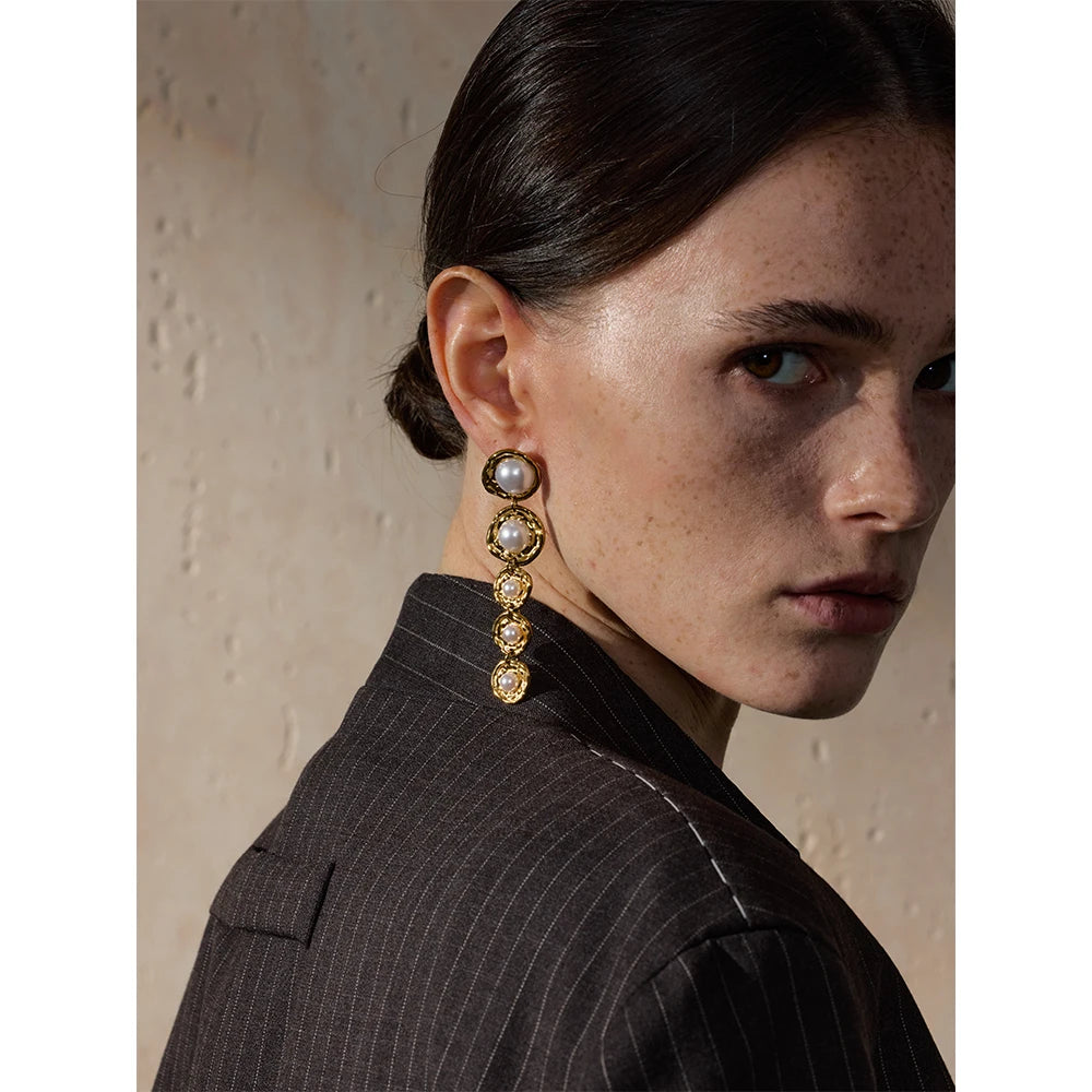 Pendientes Gota de Nácar: Elegancia Barroca en Oro