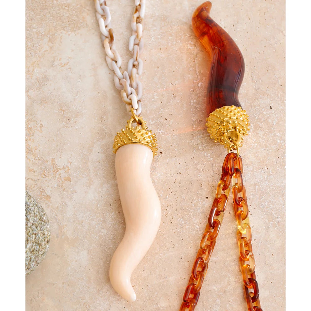 Collar Chili Charm: Amuleto de Pasión y Protección